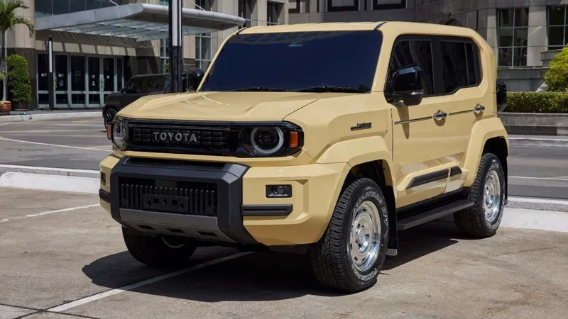 Жовтий позашляховик Toyota з масивними шинами та чорними деталями стоїть на парковці перед сучасним скляним будівлею в місті.