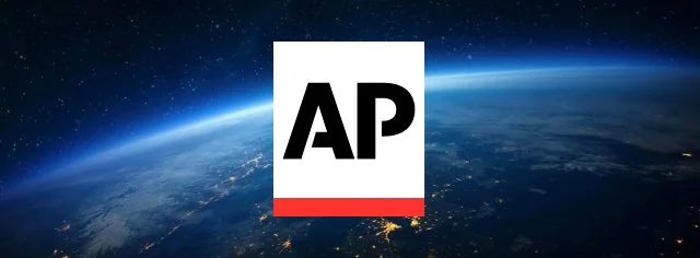 Логотип AP у білому квадраті з червоною смугою розташований над зображенням планети Земля, видимим із космічного простору.
