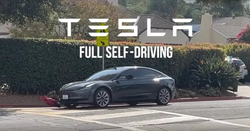 Чорний седан Tesla рухається по передміському вулиці під великим написом «TESLA FULL SELF DRIVING».