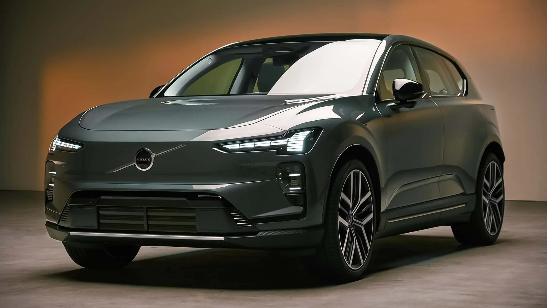 Volvo EX60 дешевший за BMW iX3: порівняння цін та характеристик