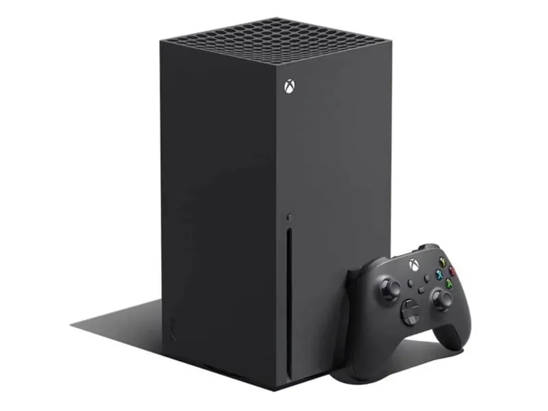 Висока чорна ігрова консоль Xbox Series X із відповідним геймпадом, що спирається на неї, на чистому білому тлі.