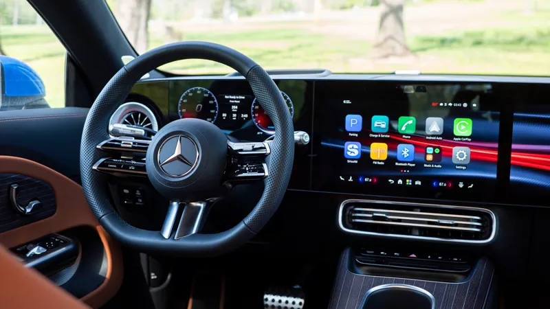 Інтер'єр автомобіля Mercedes-Benz із цифровою панеллю управління MBUX